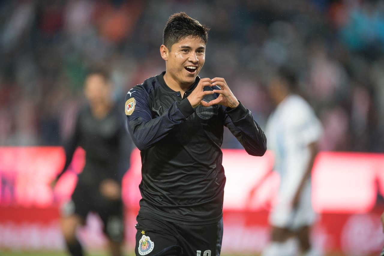 Javier López marcó el segundo para las Chivas al minuto 30. Fusiló al "Conejo" Pérez con un balón que quedó suelto dentro del área de los Tuzos.