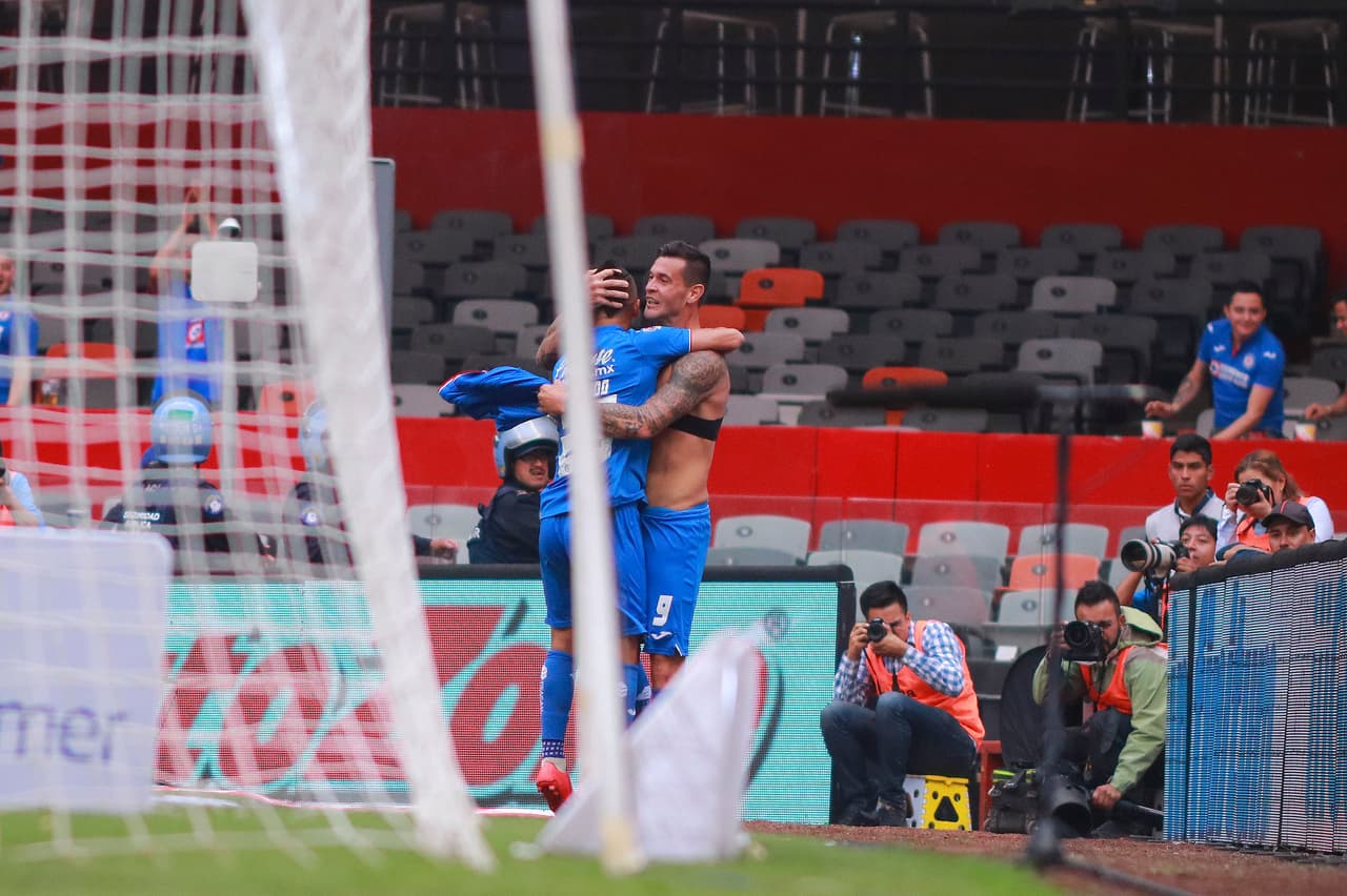 En abrazo con sus compañeros, Milton Caraglio celebró el 2-0 de Cruz Azul, pero más importante, el gol 10 mil en la historia del Estadio Azteca.