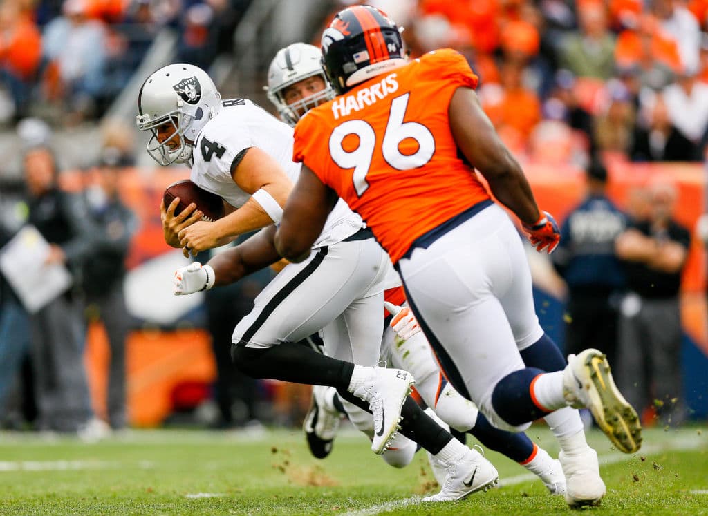 De hecho, los Broncos castigaron al running back Marshawn Lynch y enviaron al quarterback Derek Carr a la banca con una lesión en la espalda.