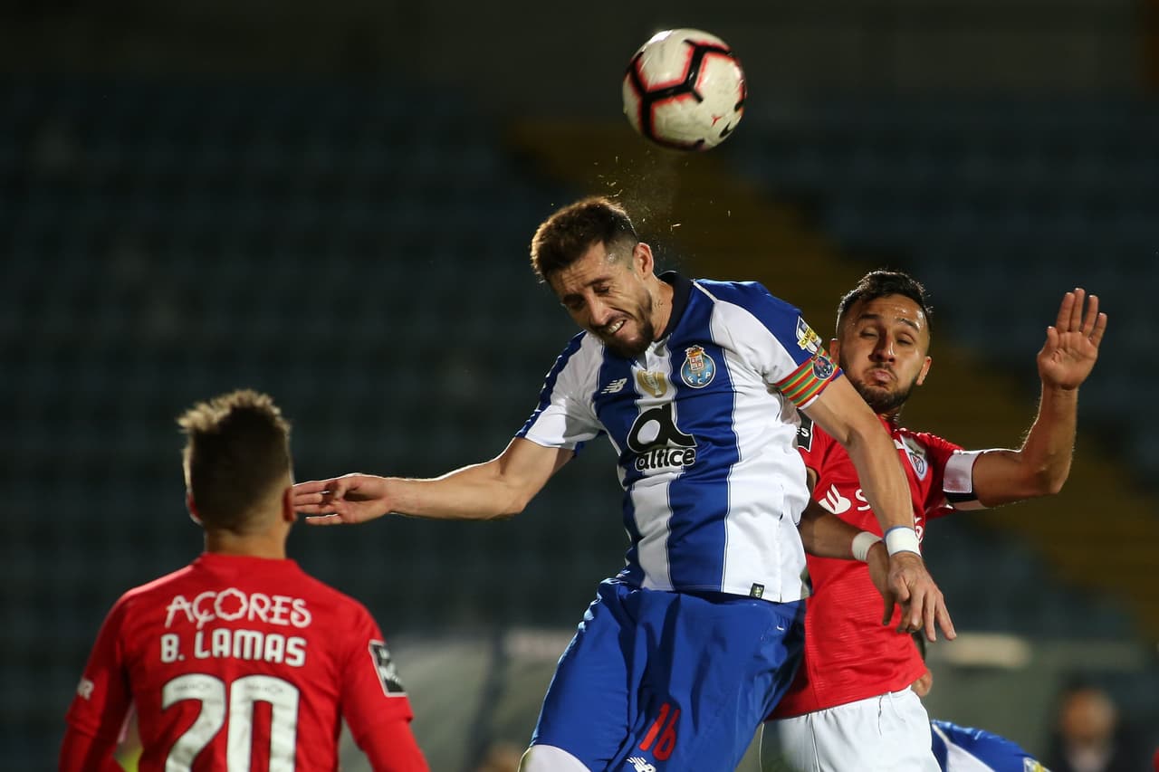 Héctor Herrera sigue firme como capitán del Porto, esta vez en la victoria 2-1 sobre Santa Clara en condición de visitante.