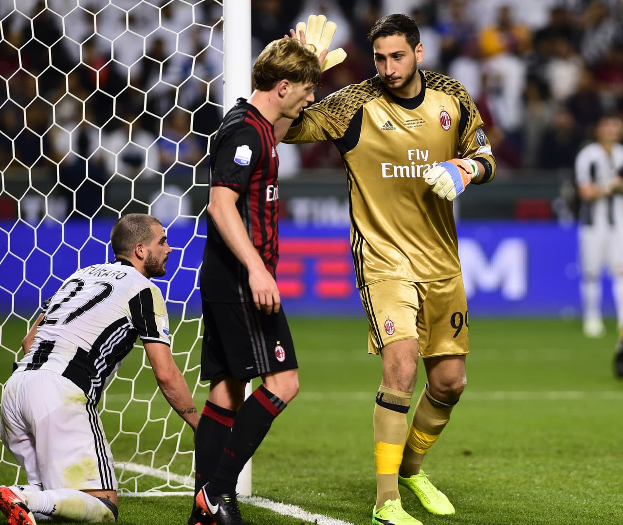 Gianluigi Donnarumma, el sorprendente arquero del Milan, tiene solo 18 años. Ante la salida de colegas como Abiatti, Storari y Diego López, el jovencito se hizo dueño del arco 'rossonero' y va camino a reemplazar a Buffon en la 'azzurra'.