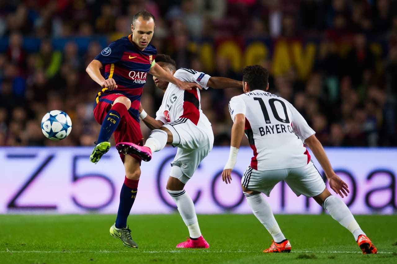 En España, el Barcelona se impuso 2-1 al Bayer Leverkusen del Chicharito quien se perdió un gol cantado y salió de cambio al 55'. Los goles del encuentro fueron de Papadopoulos, Sergi Roberto y golazo de Luis Suárez para la victoria culé.
