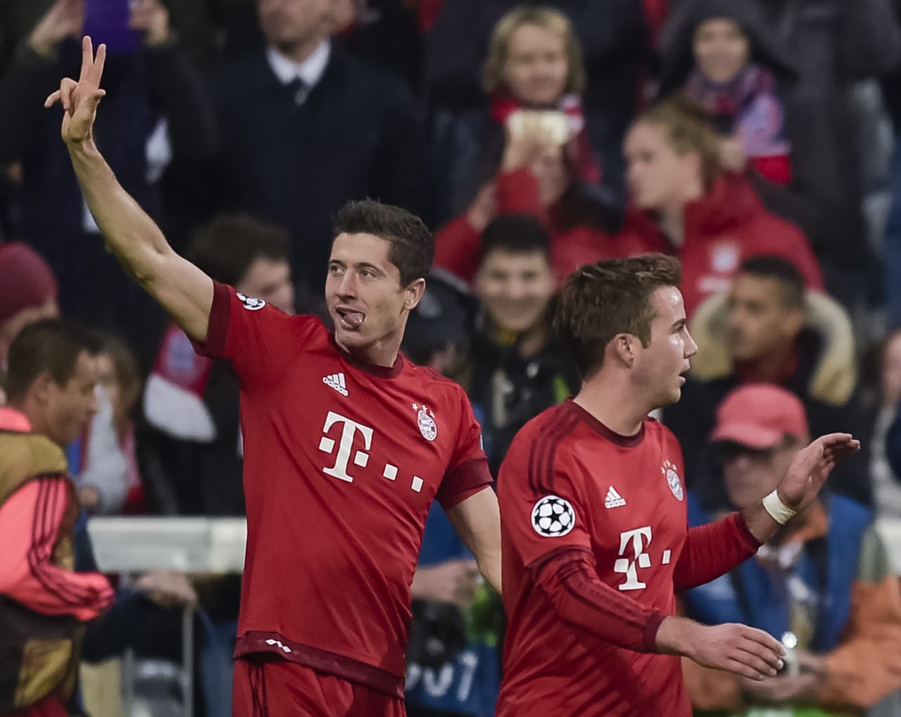 En Alemania, el Bayern Munich destrozó 5 a 0 al Dinamo Zagreb de Croacia con otros tres goles de Robert Lewandowski además de los goles de Douglas Costa y Mario Götze para la goleada bávara en el Allianz Arena.