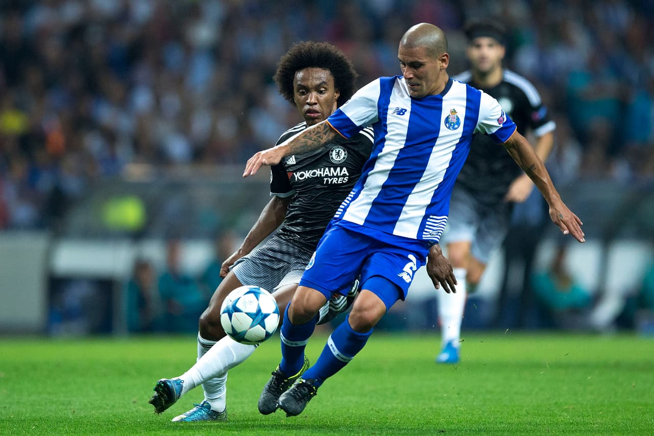 En Portugal, los Dragones del Oporto derrotaron 2 a 1 al Chelsea de Mourinho con goles de André y Maicon que celebró con todo Íker Casillas quien impuso récord de partidos jugados en la Champions al llegar a 152 presentaciones.