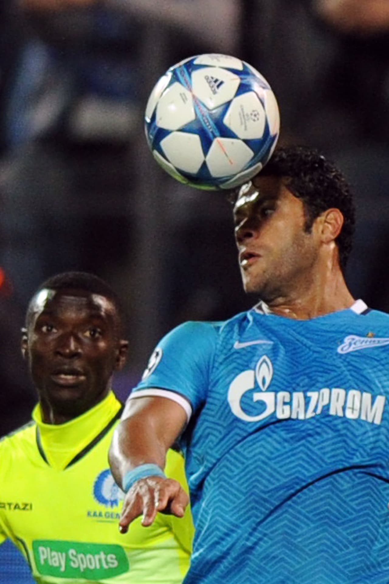 En Rusia, el Zenit de San Petersburgo se impuso 2-1 al Gent de Bélgica con tantos de Dzyuba y Shatov generados por el brasileño Hulk; Matton descontó por los visitantes que son últimos del sector H en la Liga de Campeones.