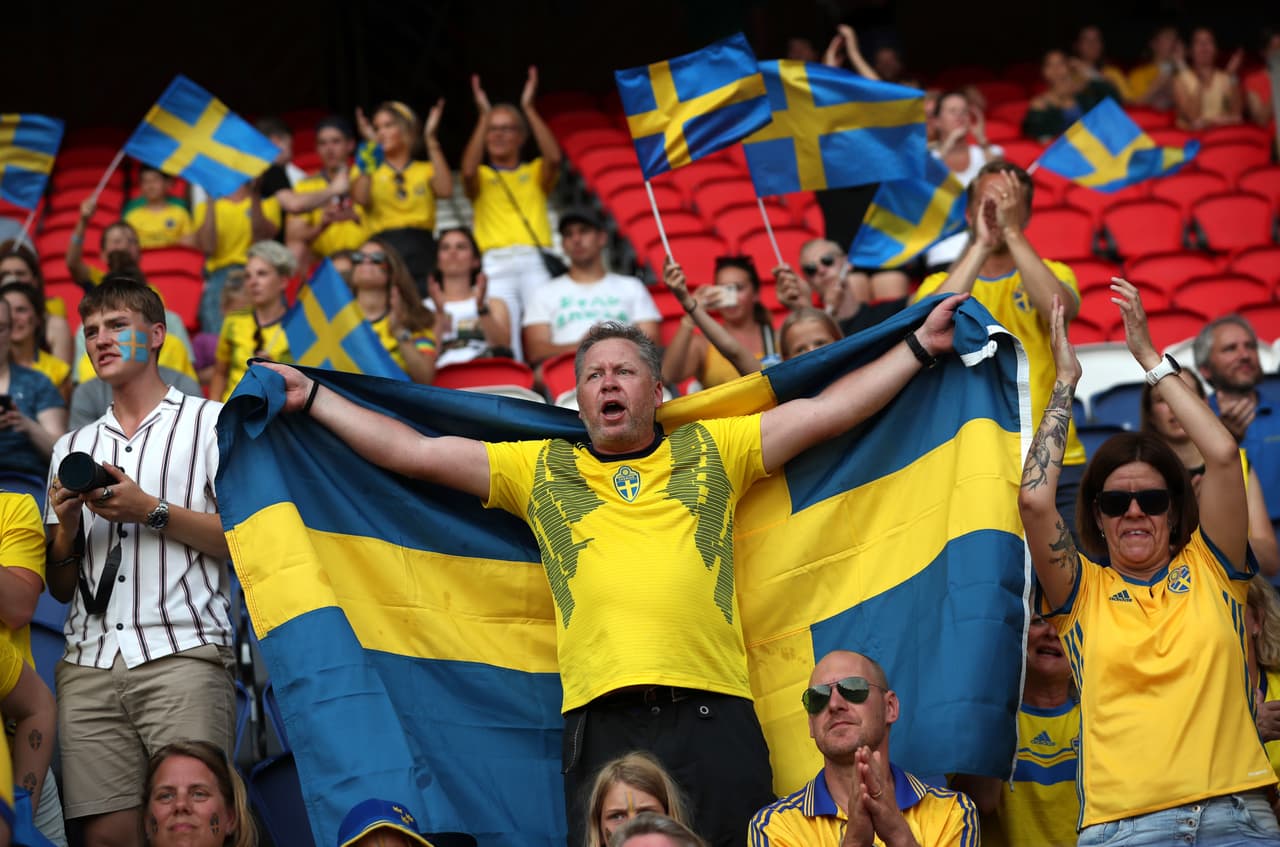 Los fanáticos de Suecia son mayoría en el Parque de los Príncipes de París para el juego contra Canadá en los Octavos de Final del Mundial femenino.