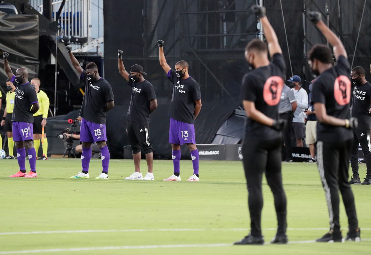 Así fue como los jugadores de la MLS rindieron homenaje y apoyaron al movimiento 'Black Lives Matter' momentos antes del pitazo inicial.