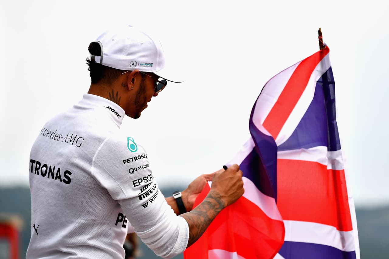 "Hace 21 años estuve por primera vez aquí, entre el público, con mi padre, cuando no éramos nadie y mi sueño era el de llegar aquí", indicó el excéntrico campeón inglés.