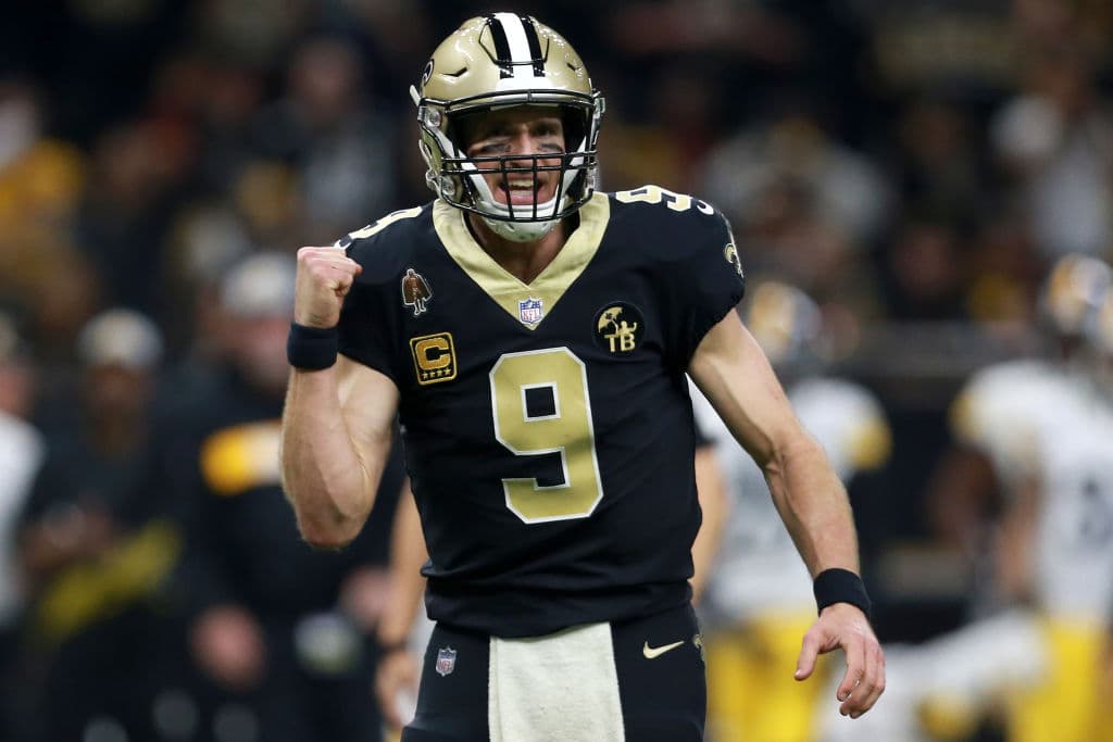 Drew Brees completó 27 de 39 pases para 326 yardas con un envío de anotación. Fue capturado dos veces.