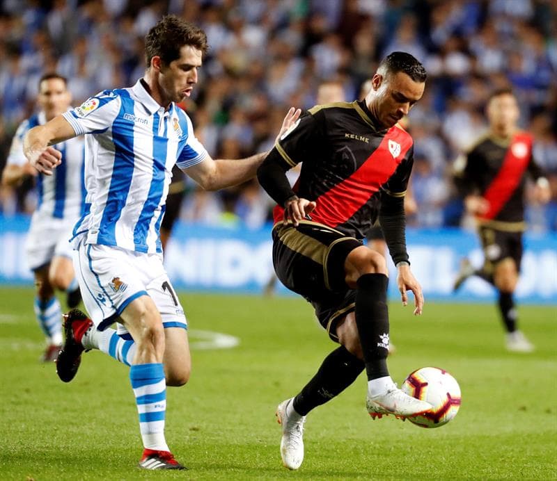 Con goles del peruano Luis Advíncula al minuto 31 del primer tiempo y de Óscar Trejo, de penalti, al minuto 36, puso el partido 1-2 a su favor.