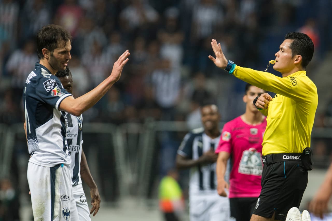 Antes de terminar la primera mitad, el defensor José Basanta se salvó de la expulsión tras una dura falta sobre Honda. El juez Jorge Pérez solo lo amonestó.