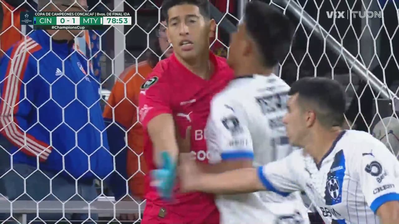 ¡Qué reflejos! Andrada salva a Rayados en el tiro de Santos