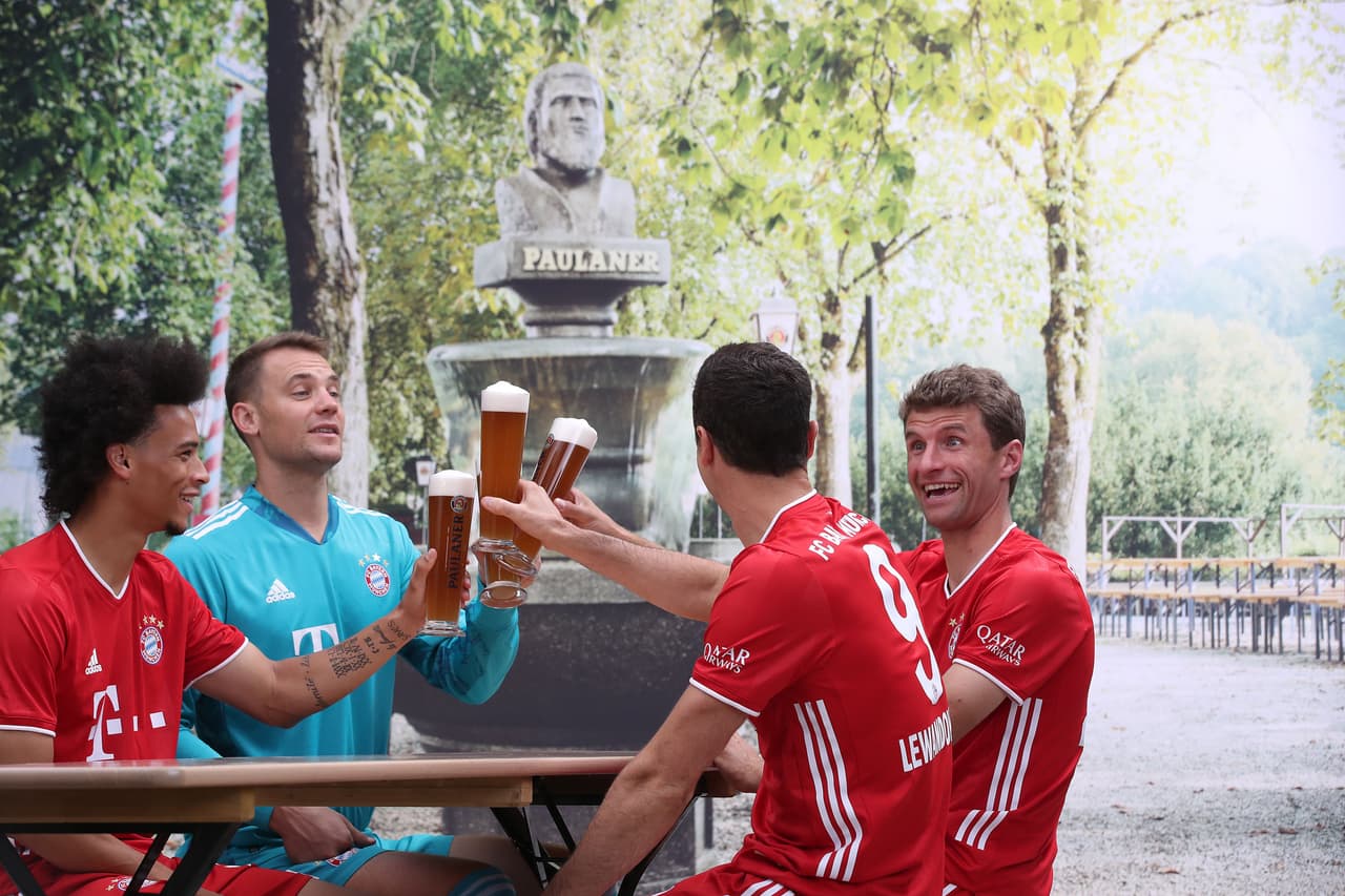 Los campeones de Champions brindaron con cerveza por sus éxitos