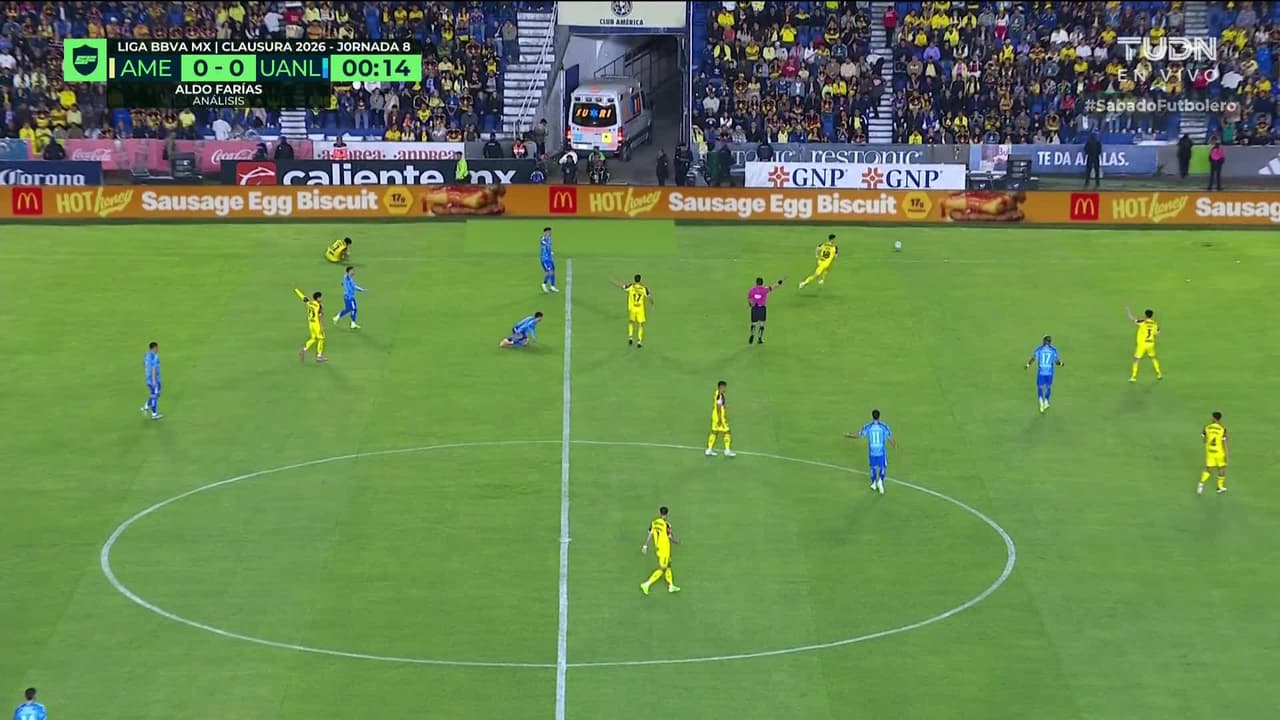 Arranca el partido y la pelota está en juego.