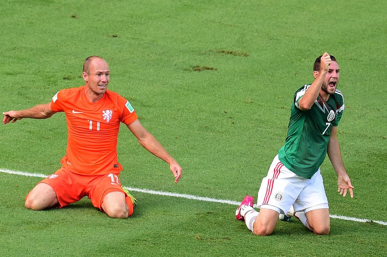 Layún fue el primero en ver que Arjen Robben quería venderle una falta dentro del área tricolor al árbitro del México-Holanda.