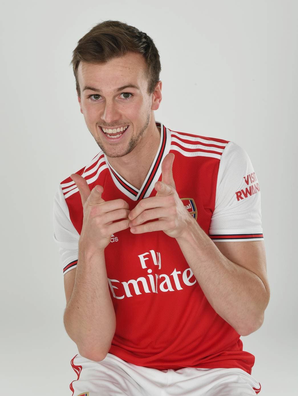 Pasaron 25 años para que el Arsenal F.C. volviera a vestir con la marca de las tres rayas hasta la temporada que iniciará en los próximos meses. Como era de esperarse, Adidas le entregó un diseño nostálgico, con detalles retro pero moderno para iniciar una nueva relación de convenio.