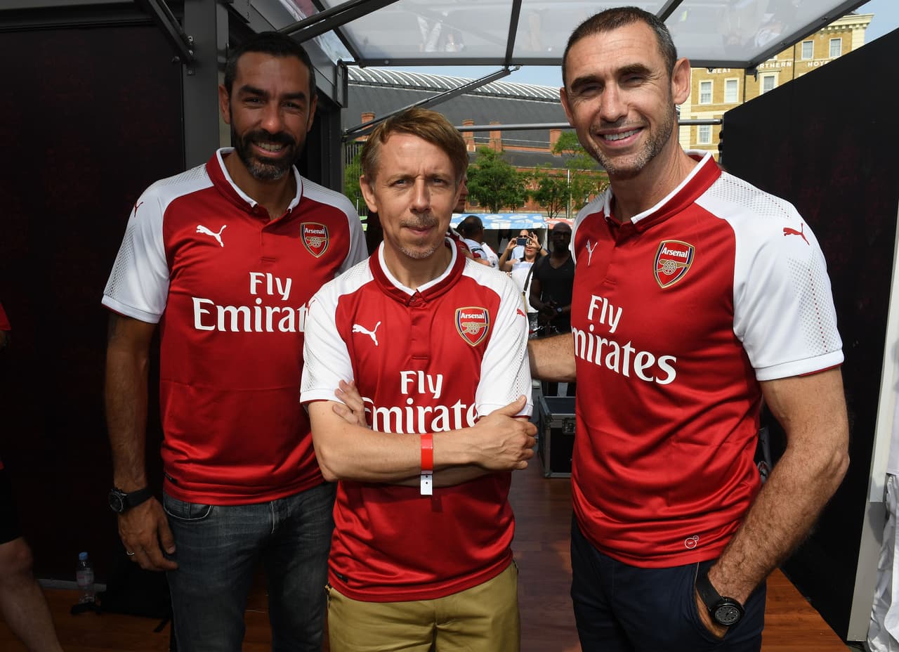 Los exjugadores Robert Pires y Martin Keown (derecha) estuvieron acompañados del DJ Gilles Peterson, fanático del equipo.
