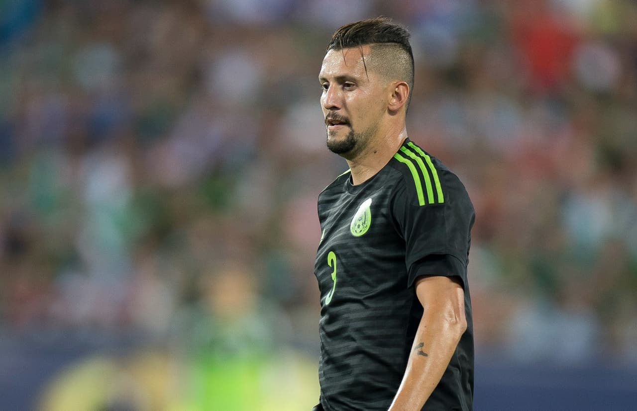 Yasser Corona fue uno de los jugadores que probó Miguel “Piojo” Herrera en su etapa con selección, el defensor de Querétaro destacó por su juego aéreo y buena colocación en campo abierto, lamentablemente una lesión lo privó de jugar con la verde por varios meses.