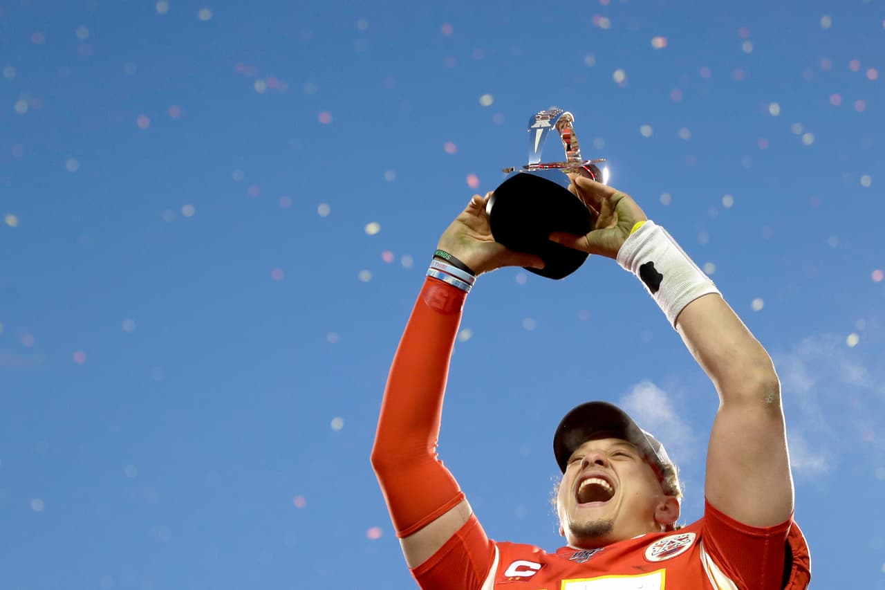 Es el quarterback en la historia de la NFL que actualmente tiene pases de TD de dos dígitos sin una intercepción en su carrera de playoffs.