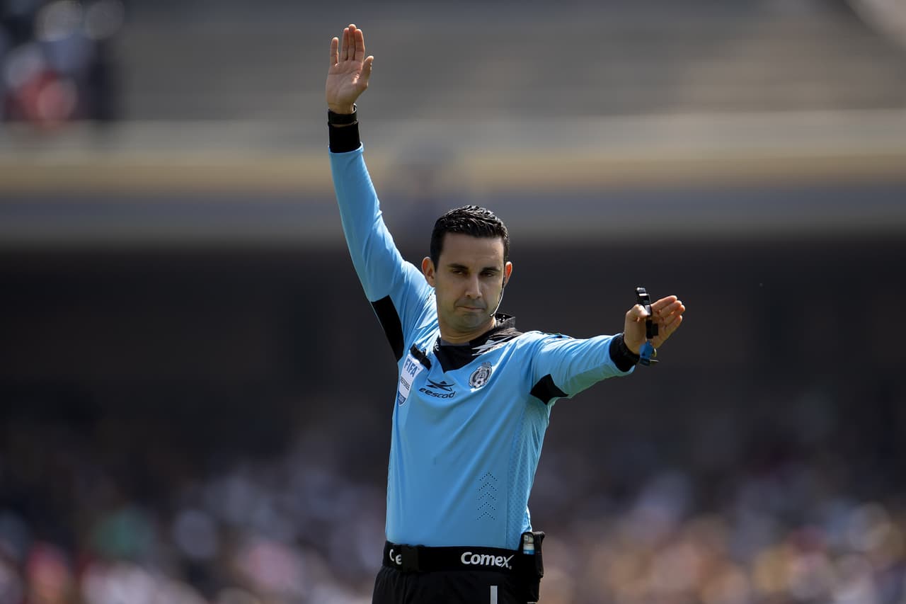 El VAR le indica a César Ramos que es fuera de lugar y anula el tanto, ahogando así el grito de gol de la afición de Monarcas Morelia.