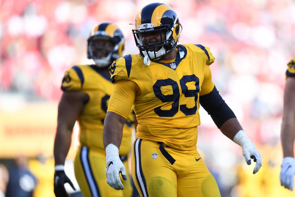 Aaron Donald lideró a la NFL con 20.5 capturas, de sobra está decir de qué está hecho y qué esperar de él. Es el defensivo más respetado de los Rams.