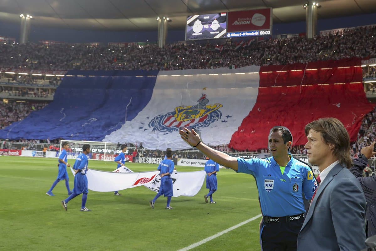 El equipo solo quería que su gente le ayudara a quitar a un intruso en un cuadro espectacular entre Matías Almeyda y la bandera gigante de su afición.