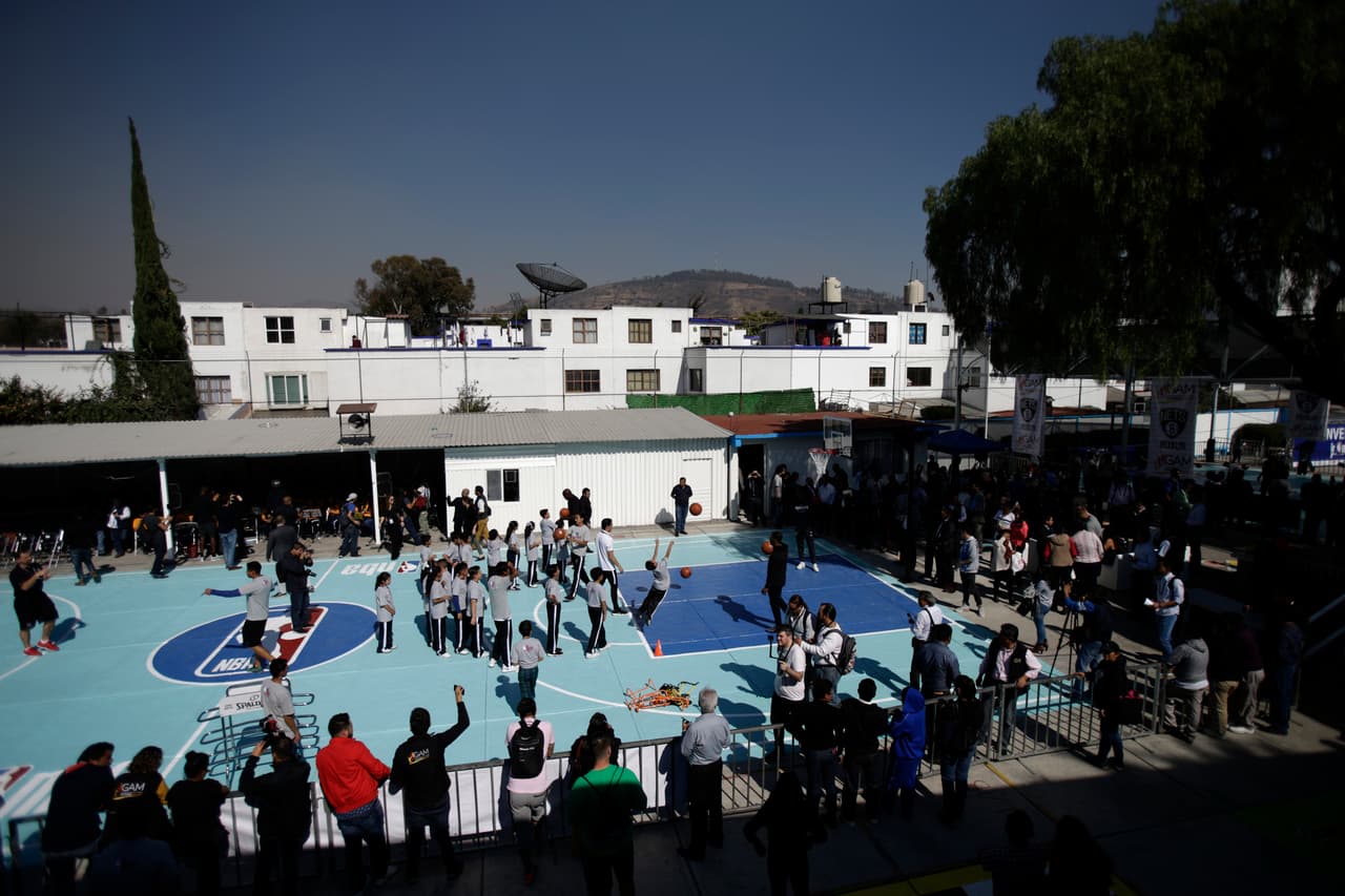 Desde muy temprano Rice tomó su lugar en un transporte especial donde se promocionaba los partidos de baloncesto.