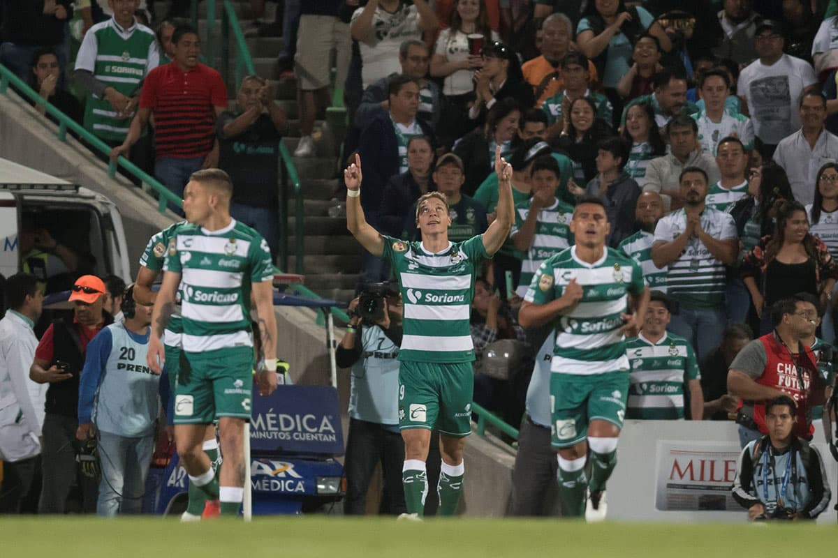 En el segundo tiempo, al minuto 50, el argentino Julio Furch (centro) anotó el 1-0 a favor del campeón vigente de la Liga MX.