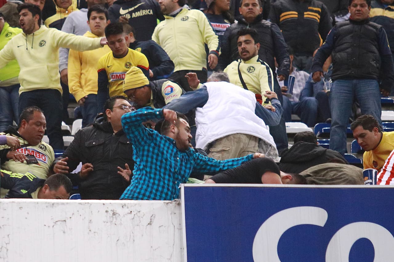 Por momentos el pánico se apoderó de los espectadores que no querían quedar atrapados en la riña.