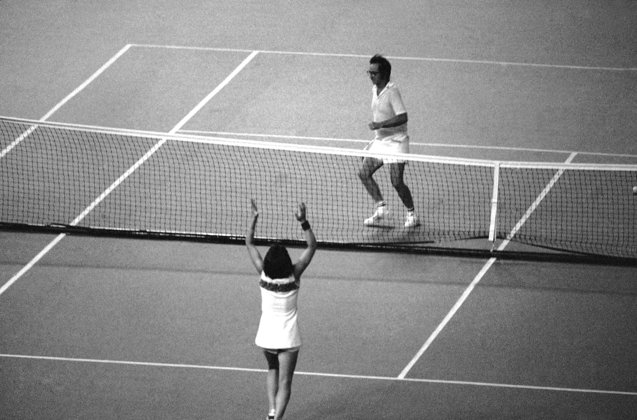 King terminó destrozando 6-4, 6-3, 6-3 a Riggs frente a más de 30.000 fans en el Astrodome de Houston. La victoria de King junto con la aprobación del Title IX en 1972, una ley anti discriminación por género, es a menudo considerada como unos de los eventos que desataron el auge de las mujeres en los deportes.