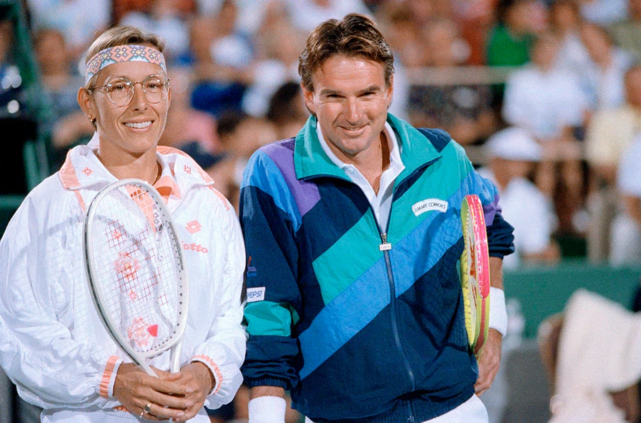Martina Navatilova (36 años) jugó un partido contra el retirado Jimmy Connors (40 años) el 25 de septiembre de 1992 en el Caesars Palace de Las Vegas. Navatilova perdió 7-5, 6-2, a pesar de que se le permitió dos saques a Connors uno y jugó en la cancha de dobles.