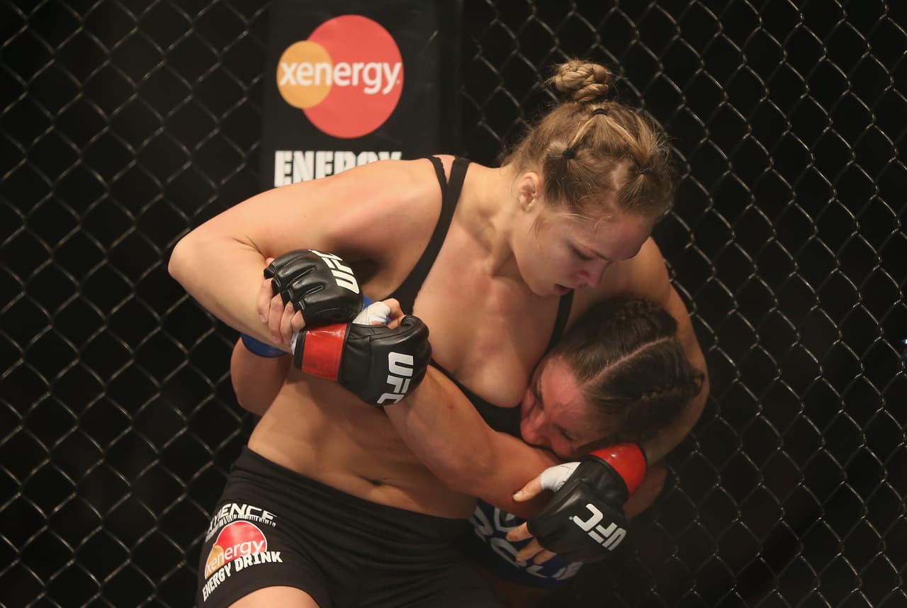 La respuesta de Rousey no se hizo esperar y lógicamente se burló del hecho que Floyd quiera extra protección: "De hecho, yo pelearía", dijo Rousey. "Si él quiere todas estas reglas adicionales para protegerse, hagamos el compromiso."