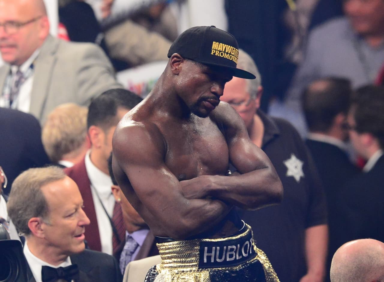 Floyd reveló que lucharía con durante tres rounds con protector de cabeza y cuerpo, siempre y cuando la estrella de UFC está dispuesta a donar su lado de las ganancias. “Ronda está escribiendo cheques que su trasero o el banco no puede cobrar. Si la golpeo no sería abuso de mujeres, porque ella es un hombre 100%”.