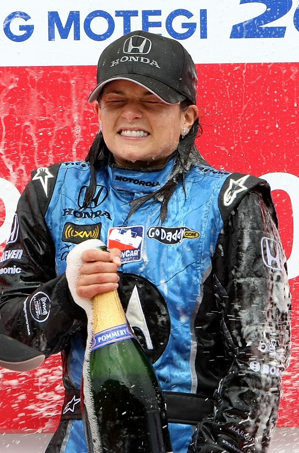 En el 2008, Danica Patrick ganó la Indy 300 de Japón, convirtiéndose en la primera mujer en ganar una carrera importante de auto. Por su victoria, dijo, "Es un largo tiempo esperando. Finalmente. "