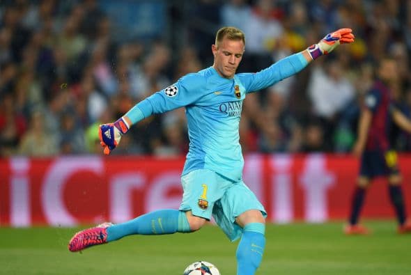1 MARC-ANDRÉ TER STEGEN El joven portero alemán tuvo una gran temporada de debut con el Barcelona donde se adueñó de la cabaña blaugrana en la Liga de Campeones y Copa del Rey, donde ya salió campeón. Ter Stegen jugó todos ya cada uno de los minutos en los 12 partidos del Barça en el torneo donde admitió 10 goles en total. En seis duelos dejó en ceros su arco para ayudar a darle el triunfo a los culés.