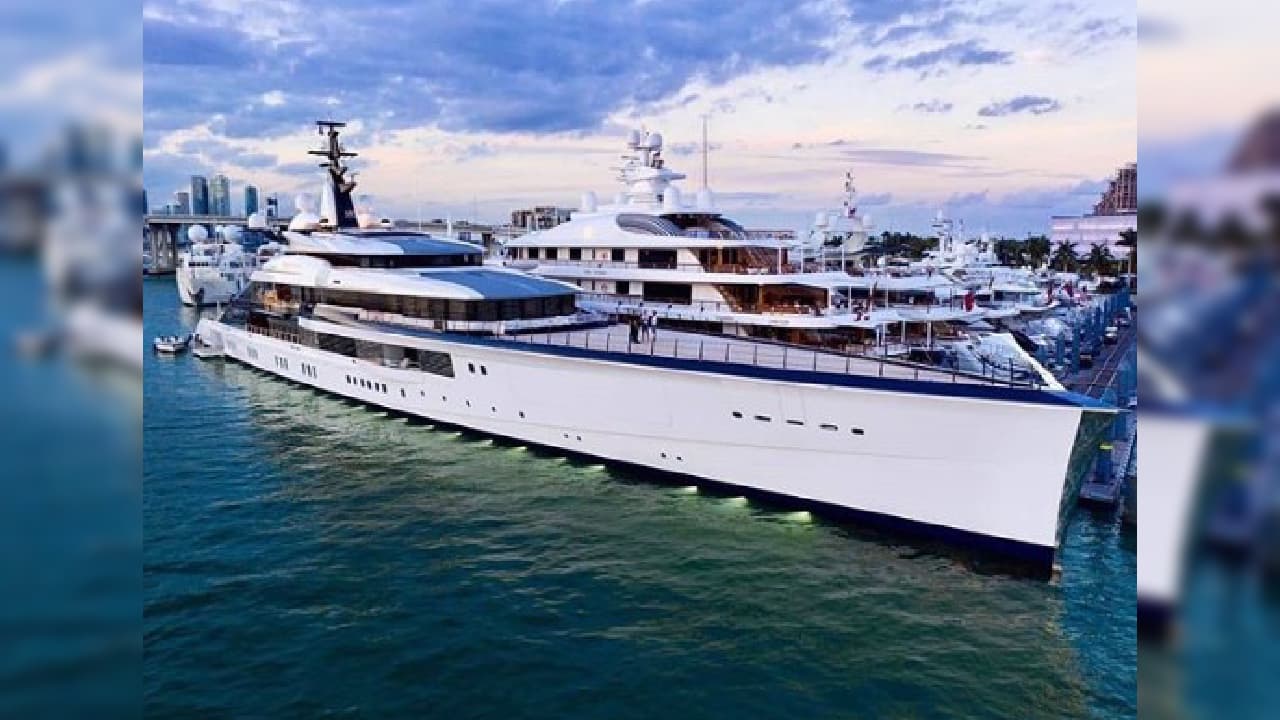 El yate cuenta con spa, sauna, sala de vapor, gimnasio, dos helipuertos y un espacio para guardar vehículos acuáticos.