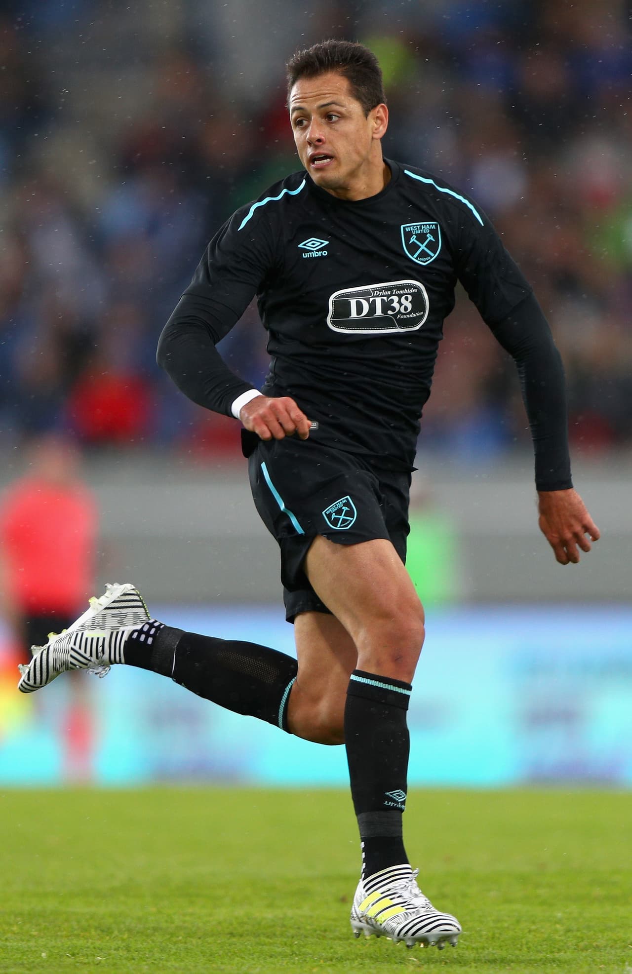 Aunque aún no marcó en la pretemporada con el West Ham, la afición del equipo inglés tiene al mexicano en buen concepto por lo que esperan sus goles con ansias.