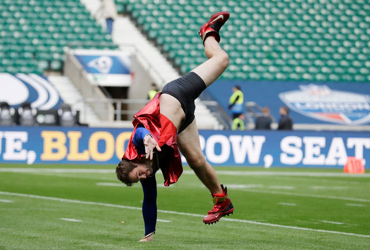 El backup de Arizona tuvo que pagar una apuesta entre quarterbacks y salir a calentar vestido así a la cancha del Twickenham Stadium previo al choque entre Cardinals y Rams en Londres. No es la primera vez que Stanton divierte en el warm up de los Cards.