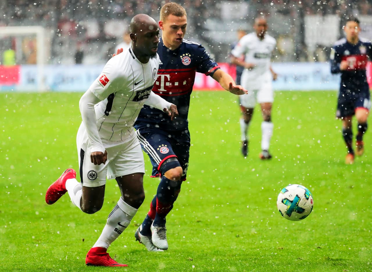 El juego comenzó bajo la nieve en Frankfurt y los locales buscaban los espacios en el área del Bayern.