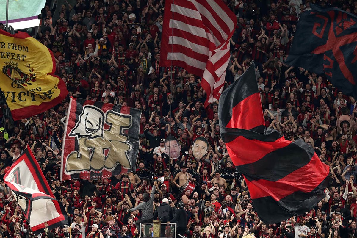 Una increíble fiesta se vive en las tribunas del Mercedes-Benz Stadium en la definición de la MLS Cup.