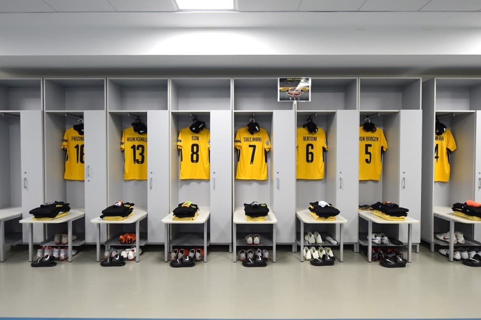 Que así era recibido en su camerino. Todo de primer nivel y muy bien organizado para prepararse a saltar al terreno de juego.