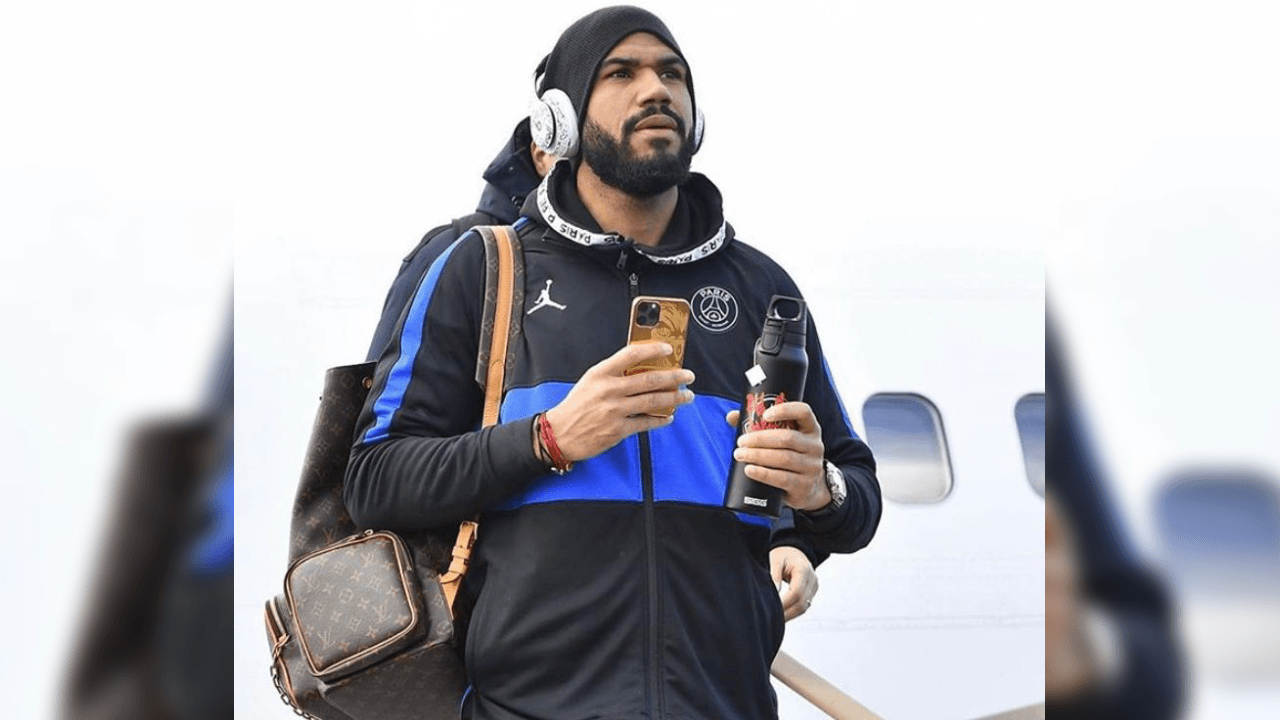 <b>¡La funda luce!</b>
<br>El delantero, Eric-Maxim Choupo-Moting, fue captado en algún viaje con su funda protegiendo su celular.