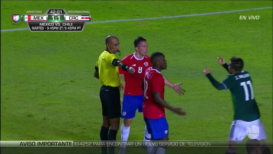 Tarjeta amarilla. El árbitro amonesta a José Van Rankin de Mexico