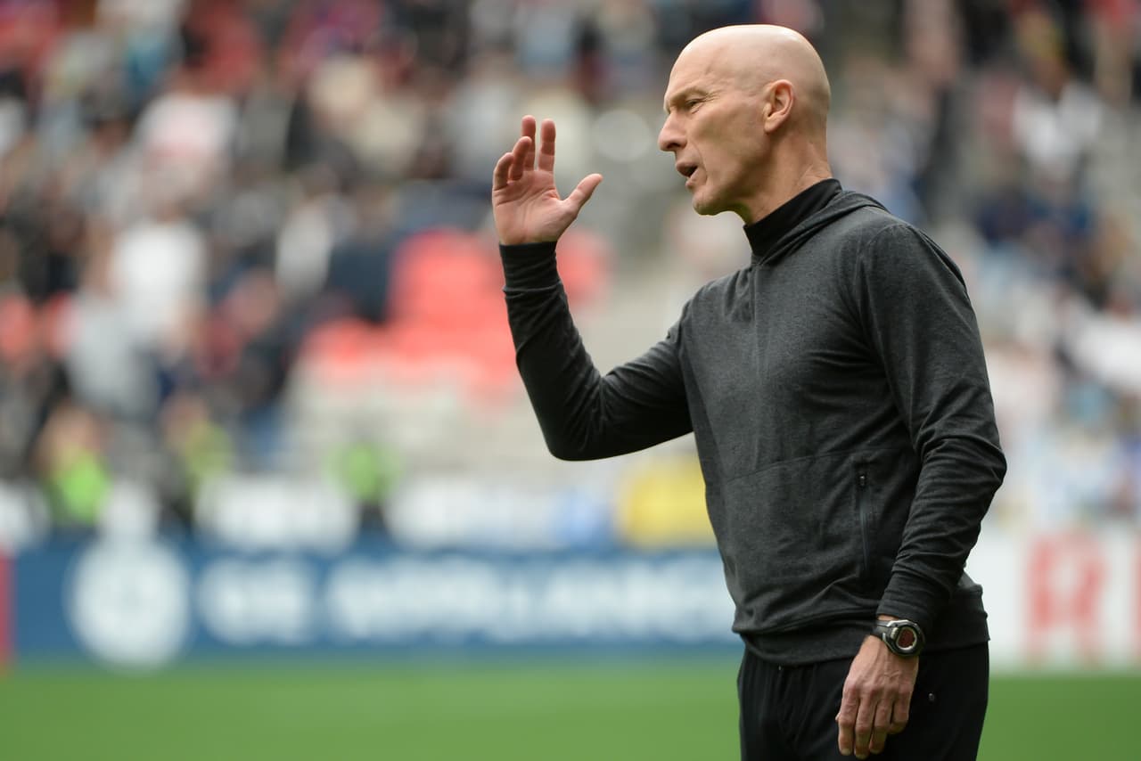 En un partido pleno de polémicas, Vancouver derrotó por 1-0 a Toronto FC, en un nuevo mal resultado para el conjunto entrenado por Bob Bradley.
<br>
