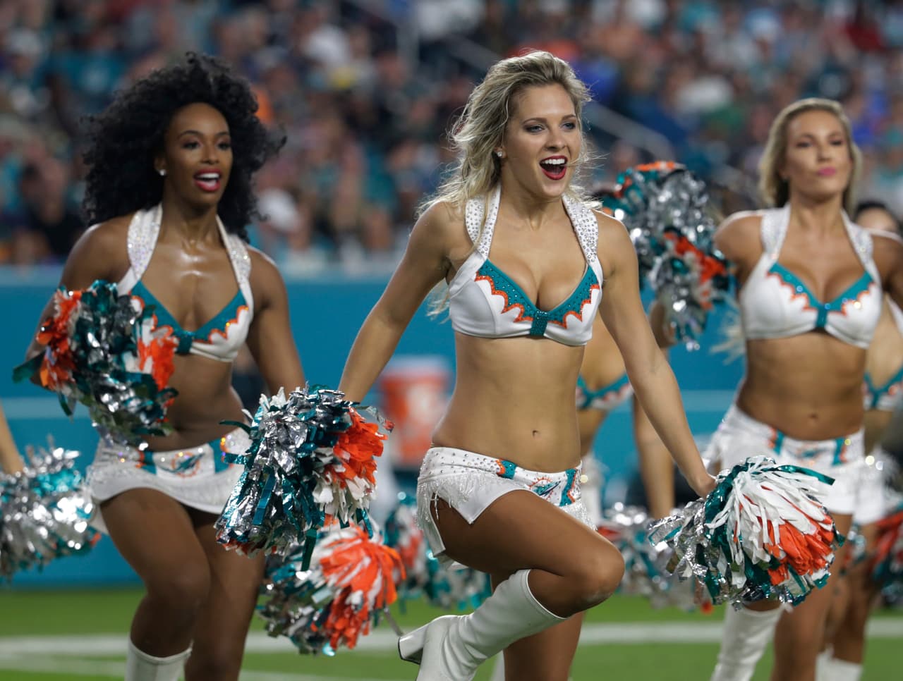 La belleza de las porristas y su mezcla con la sensualidad y alegría son un condimento clave para encender la fiesta de la NFL, que vivió su novena semana de competencia.