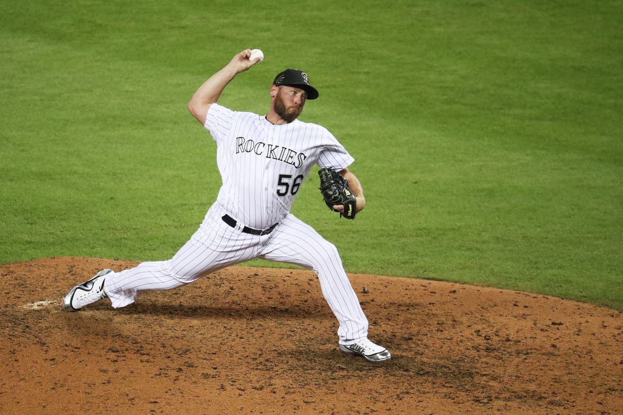 Greg Holland, cerrador de los Rockies de Colorado poncho a 2 rivales durante la entrada que trabajó.