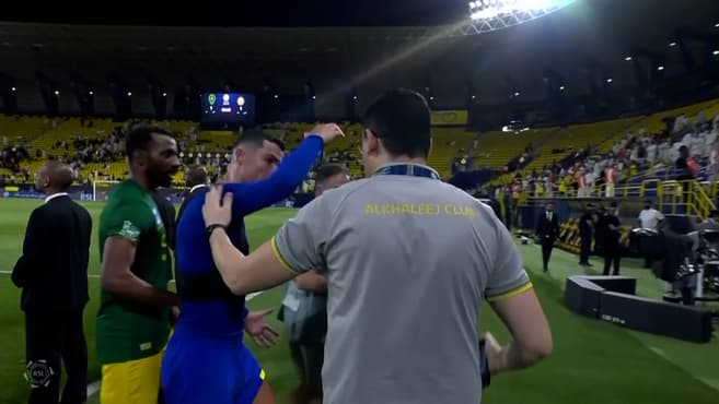 Cristiano Ronaldo se molestó y empujó a un preparador del equipo rival