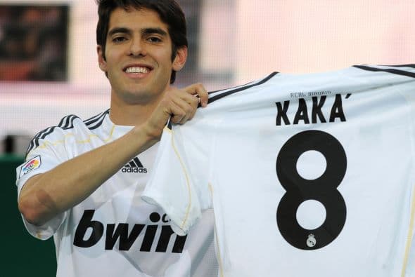 El brasileño Kaká pasó del Milán al Real Madrid por un costo de 65 millones de euros.
