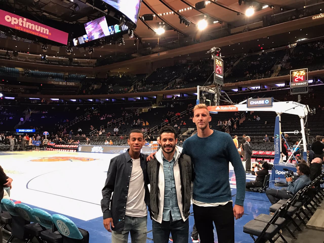Mientras tanto, Felipe Martins de los New York Red Bulls aprovechó su tiempo libre para ver a los Knicks en el Madison Square Garden.