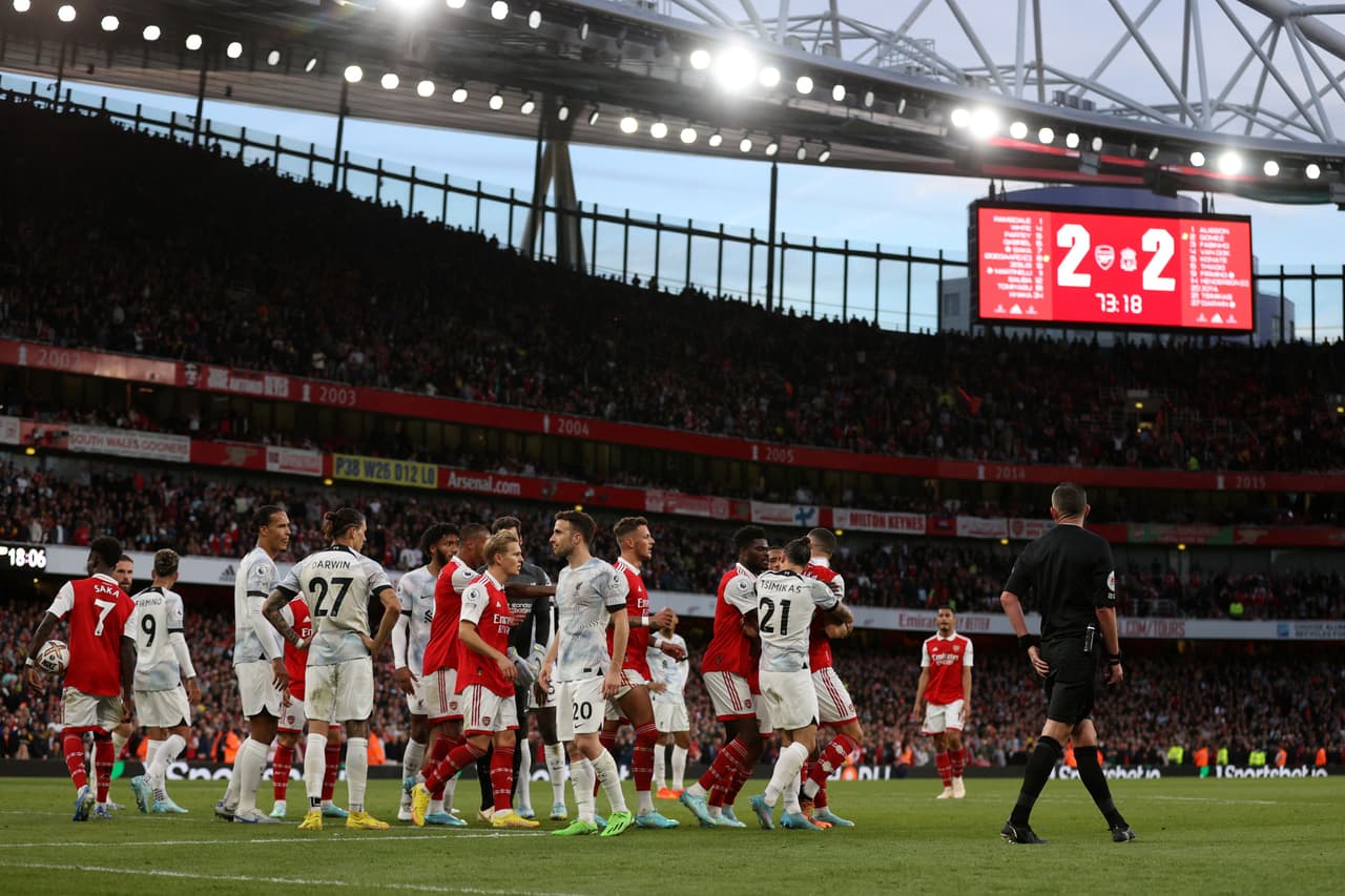 Arsenal derrotó al Liverpool y está en la cima de la Premier League.